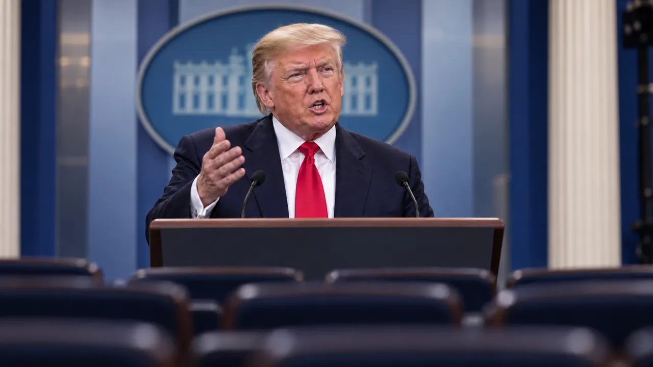 Illustration générée par IA : Donald Trump parle au pupitre sans logo de la salle de presse de la Maison-Blanche, une main levée, devant des rangées de sièges vides.