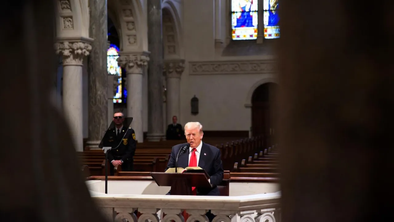Le Pape Leo XIV calme le jeu avec Trump, qui enchaîne avec une lecture marathon de la Bible — le monde regarde, partagé