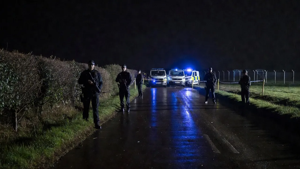 Cinq hommes arrêtés près de la base de la RAF Fairford, utilisée par les forces américaines contre l'Iran, pour soupçon de préparation d'un acte terroriste
