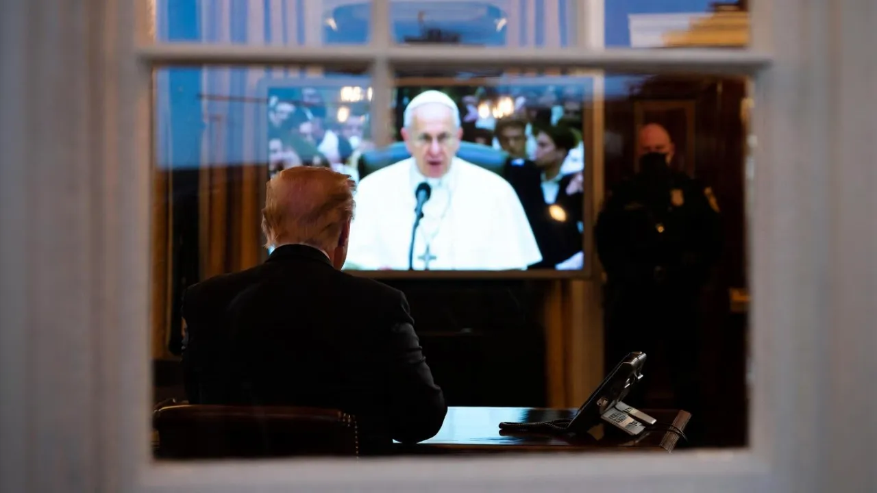 Trump contre le Pape Leo XIV : quand le president se prend pour un medecin et defie 1,4 milliard de catholiques